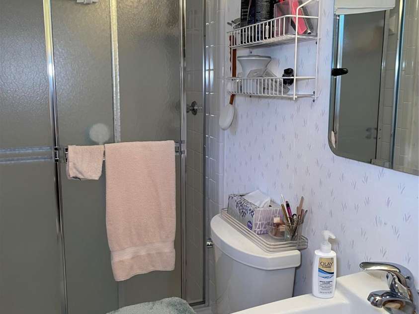 5806 Whitingham Drive, Charlotte, NC 28215.  MLS# CAR4263834, YatesRealty ID 27000. Primary full bath adjacent to bedroom.