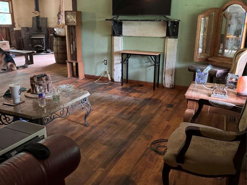 321 Henry Worley Lane, Marshall, NC 28753.  MLS# CAR4277589, YatesRealty ID 27001. Living Room