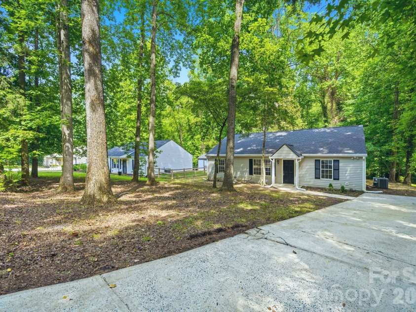 6324 Grove Park Boulevard, Charlotte, NC 28215.  MLS# CAR4387347, YatesRealty ID 27002. 