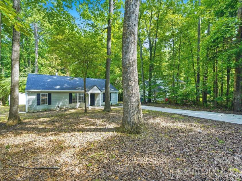 6324 Grove Park Boulevard, Charlotte, NC 28215.  MLS# CAR4387347, YatesRealty ID 27002. 
