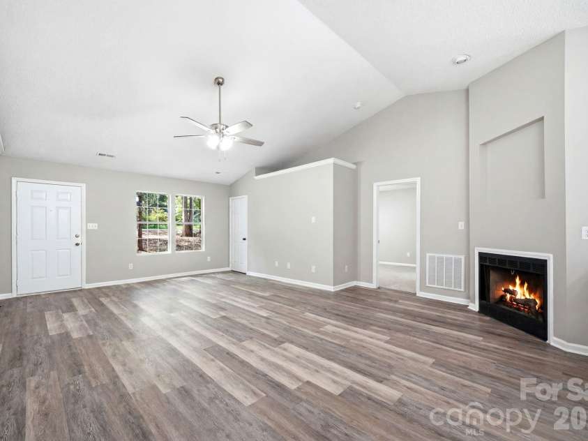6324 Grove Park Boulevard, Charlotte, NC 28215.  MLS# CAR4387347, YatesRealty ID 27002. 
