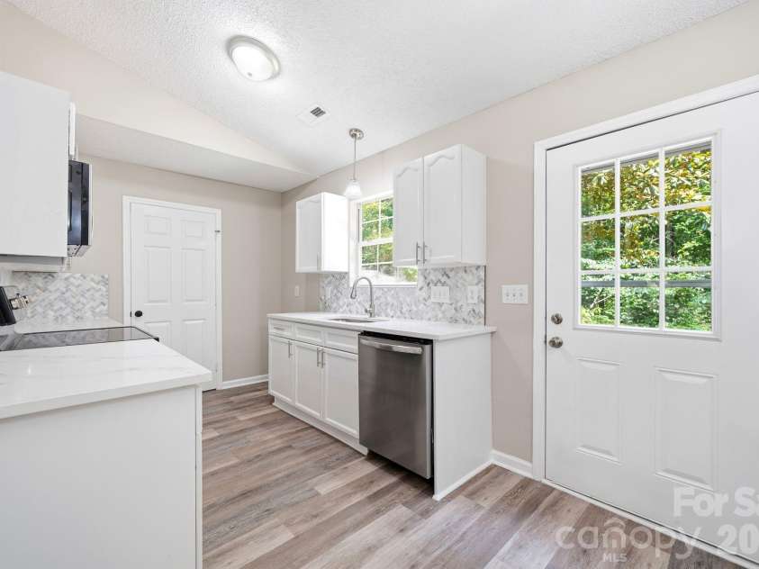 6324 Grove Park Boulevard, Charlotte, NC 28215.  MLS# CAR4387347, YatesRealty ID 27002. 