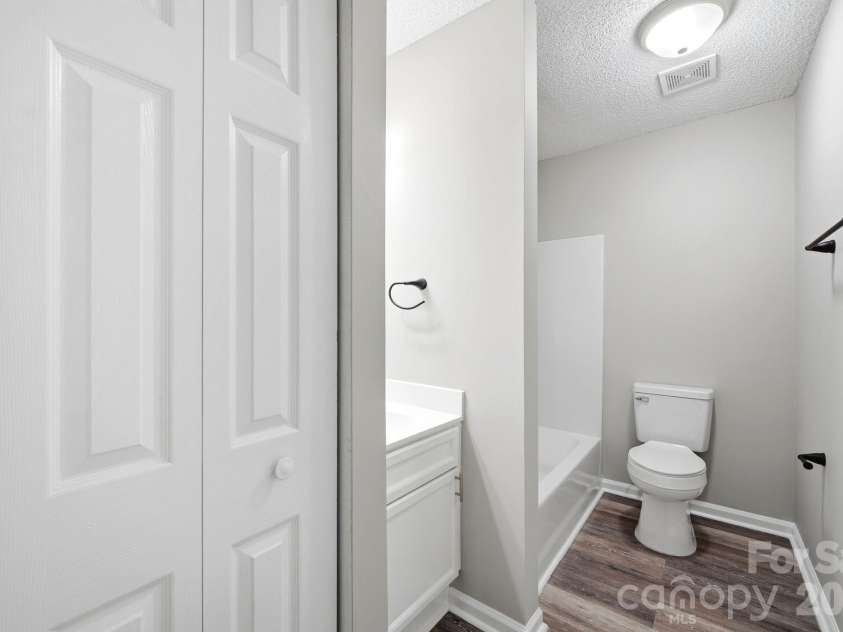 6324 Grove Park Boulevard, Charlotte, NC 28215.  MLS# CAR4387347, YatesRealty ID 27002. 