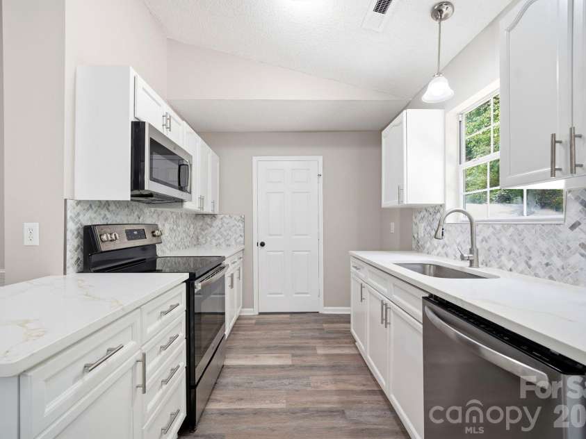 6324 Grove Park Boulevard, Charlotte, NC 28215.  MLS# CAR4387347, YatesRealty ID 27002. 