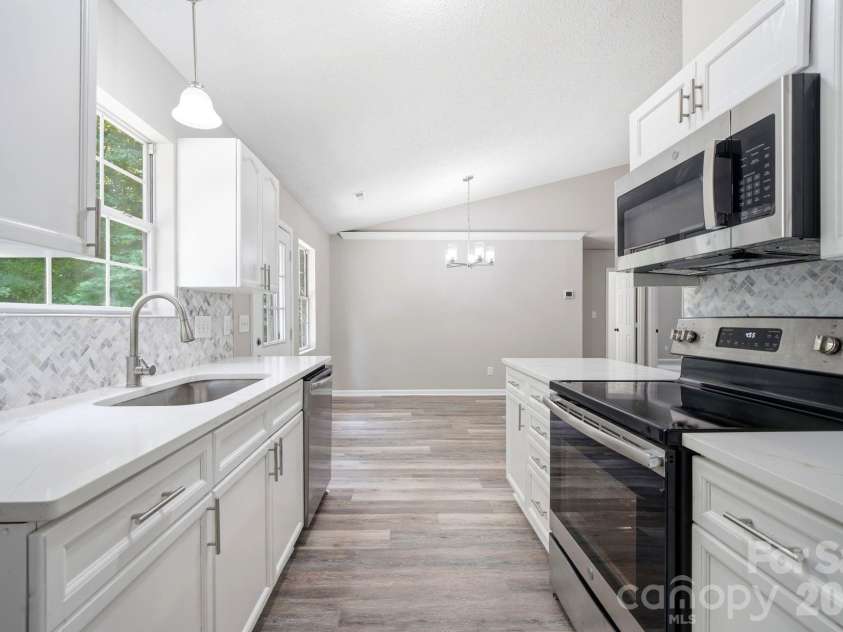 6324 Grove Park Boulevard, Charlotte, NC 28215.  MLS# CAR4387347, YatesRealty ID 27002. 