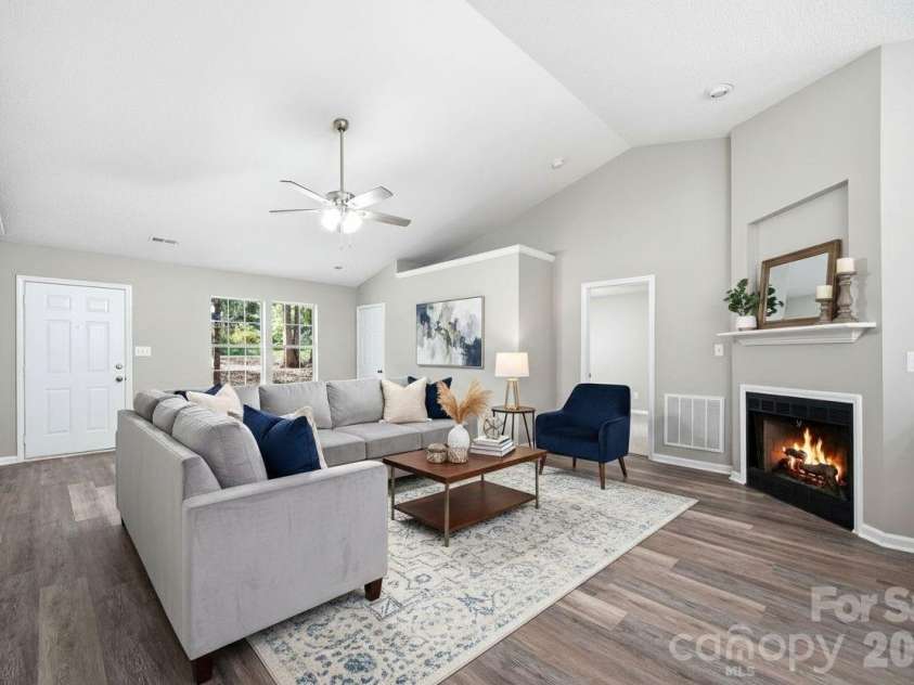 6324 Grove Park Boulevard, Charlotte, NC 28215.  MLS# CAR4387347, YatesRealty ID 27002. 