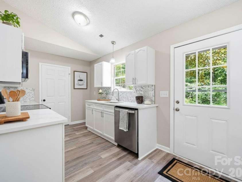 6324 Grove Park Boulevard, Charlotte, NC 28215.  MLS# CAR4387347, YatesRealty ID 27002. 