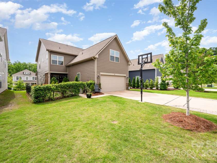 915 Claires Creek Lane, Davidson, NC 28036.  MLS# CAR4264930, YatesRealty ID 27003. Back yard and 2 car attached garage