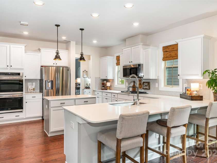 915 Claires Creek Lane, Davidson, NC 28036.  MLS# CAR4264930, YatesRealty ID 27003. Breakfast Bar