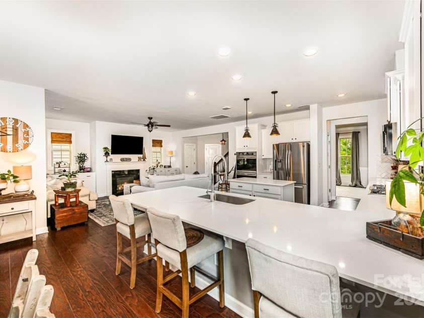 915 Claires Creek Lane, Davidson, NC 28036.  MLS# CAR4264930, YatesRealty ID 27003. Breakfast Bar / Island
