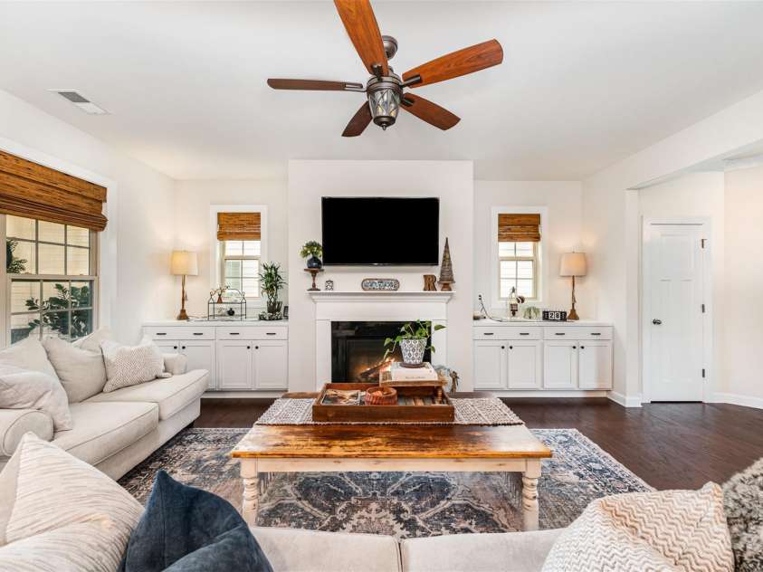 915 Claires Creek Lane, Davidson, NC 28036.  MLS# CAR4264930, YatesRealty ID 27003. Family Room