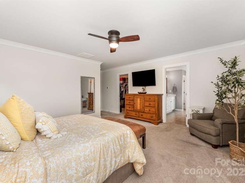 915 Claires Creek Lane, Davidson, NC 28036.  MLS# CAR4264930, YatesRealty ID 27003. Primary Suite