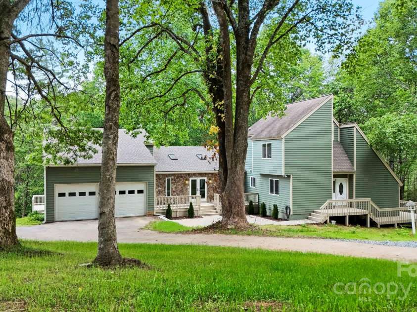 136 Day Drive, Boone, NC 28607.  MLS# CAR4270315, YatesRealty ID 27004. 