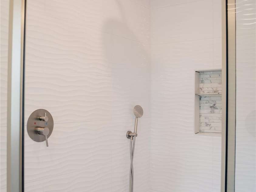 136 Day Drive, Boone, NC 28607.  MLS# CAR4270315, YatesRealty ID 27004. Main-level suite full bath