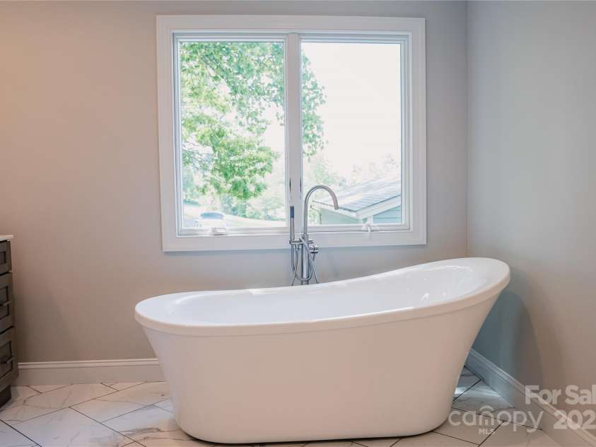 136 Day Drive, Boone, NC 28607.  MLS# CAR4270315, YatesRealty ID 27004. Upper-level primary suite bath