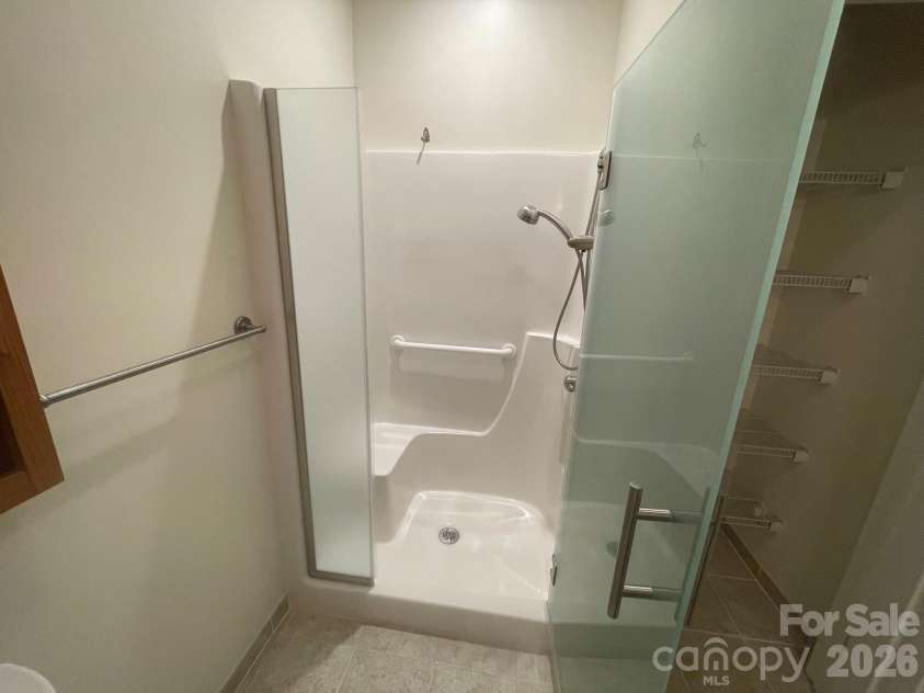473 26th Avenue, Hickory, NC 28601.  MLS# CAR4387765, YatesRealty ID 27004. Main Bath 473C