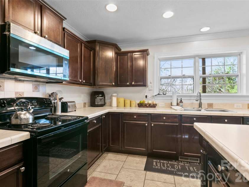 28 Chapel Park Road, Asheville, NC 28803.  MLS# CAR4359429, YatesRealty ID 27007. 