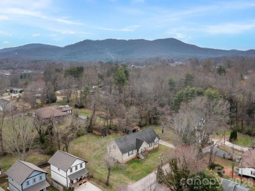 28 Chapel Park Road, Asheville, NC 28803.  MLS# CAR4359429, YatesRealty ID 27007. 