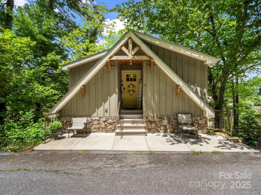 417 Tryon Bay Circle, Lake Lure, NC 28746.  MLS# CAR4279268, YatesRealty ID 27007. 417 Tryon Bay Cir