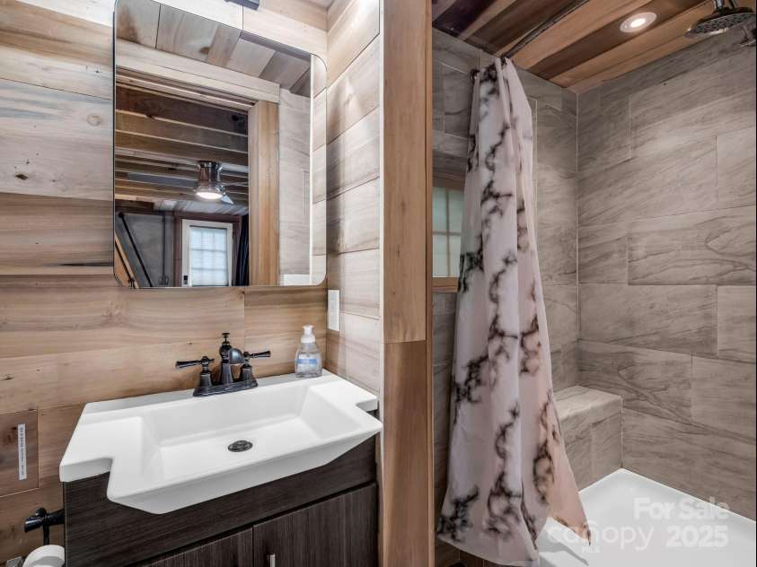 417 Tryon Bay Circle, Lake Lure, NC 28746.  MLS# CAR4279268, YatesRealty ID 27007. Full Bathroom