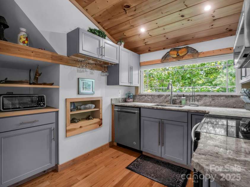 417 Tryon Bay Circle, Lake Lure, NC 28746.  MLS# CAR4279268, YatesRealty ID 27007. Kitchen