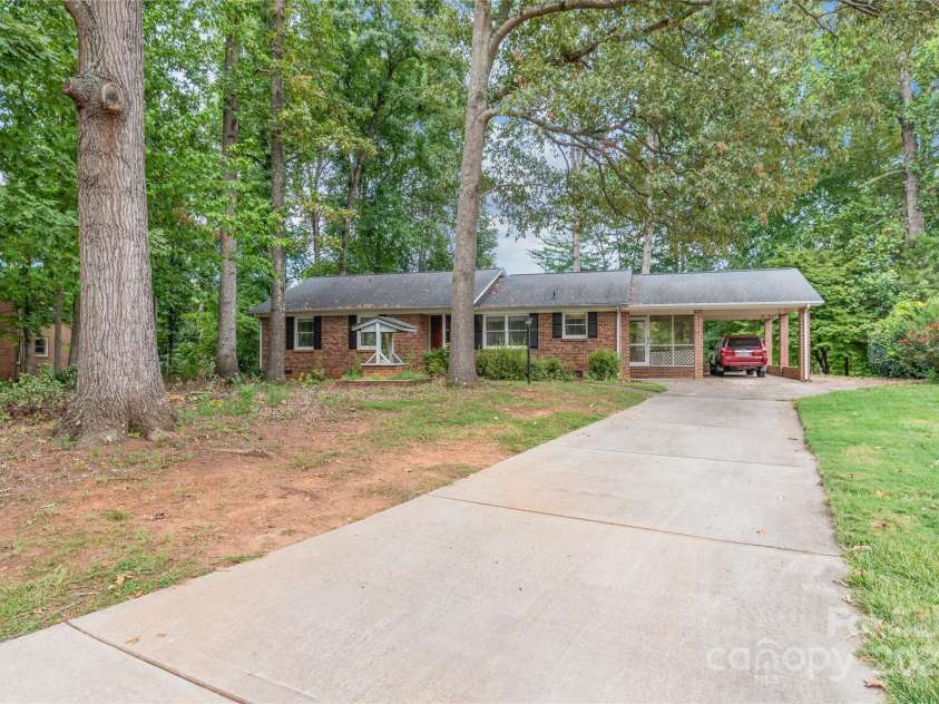 310 Oakwood Drive, Mount Holly, NC 28120.  MLS# CAR4297831, YatesRealty ID 2701. Driveway