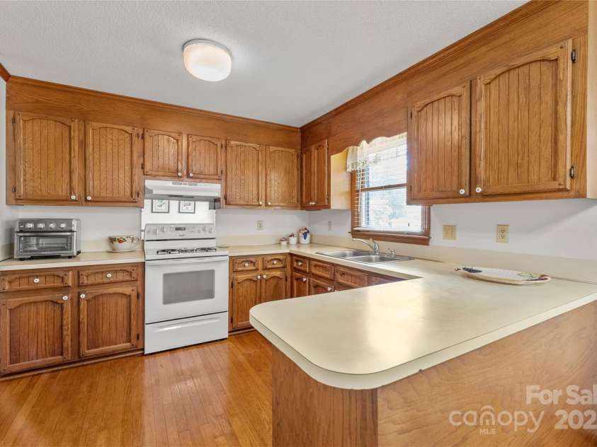 310 Oakwood Drive, Mount Holly, NC 28120.  MLS# CAR4297831, YatesRealty ID 2701. Kitchen