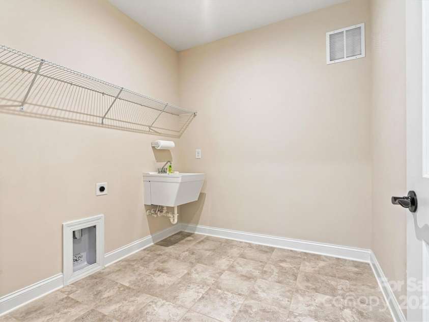 7332 Jolly Brook Drive, Charlotte, NC 28215.  MLS# CAR4300035, YatesRealty ID 27011. 