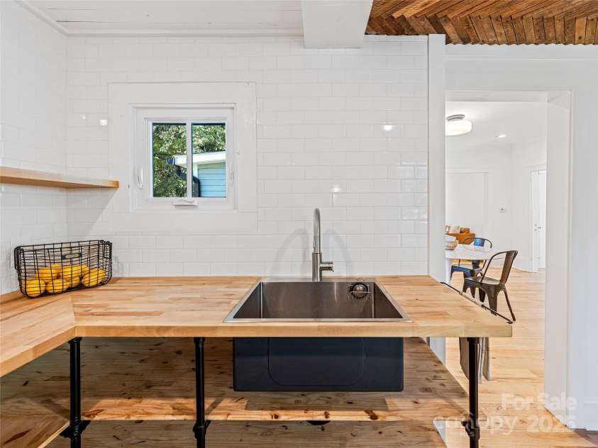 91 Virginia Avenue, Asheville, NC 28806.  MLS# CAR4306666, YatesRealty ID 27012. 