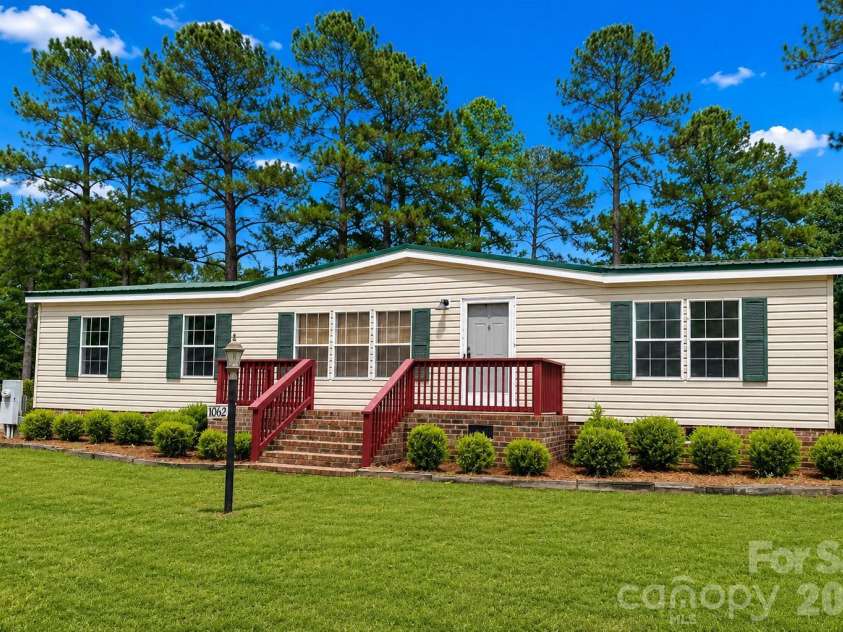 1062 Mill Creek Drive, Manning, SC 29102.  MLS# CAR4374424, YatesRealty ID 27013. 