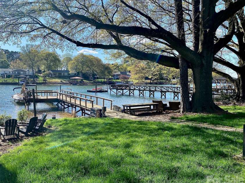 16025 Cramur Drive, Huntersville, NC 28078.  MLS# CAR4383183, YatesRealty ID 27015. 