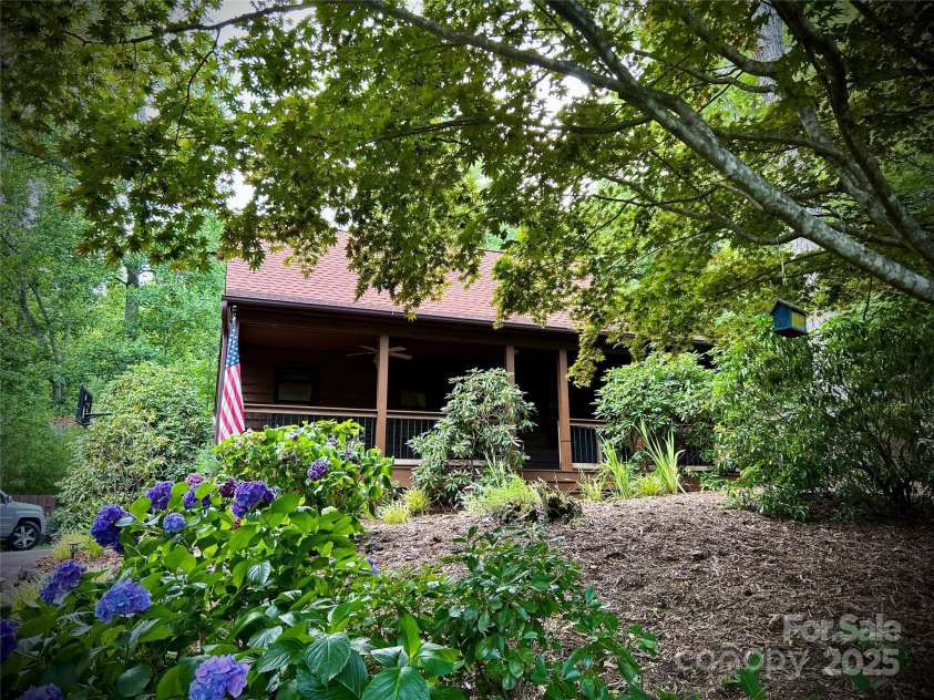 1952 Davis Mountain Road, Hendersonville, NC 28739.  MLS# CAR4274702, YatesRealty ID 27019. 