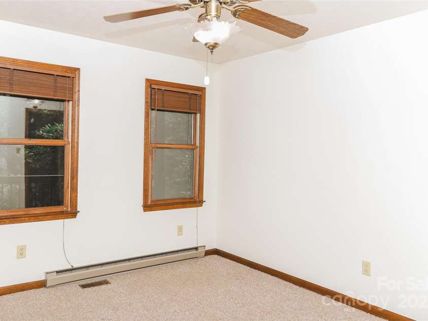 1952 Davis Mountain Road, Hendersonville, NC 28739.  MLS# CAR4274702, YatesRealty ID 27019. 