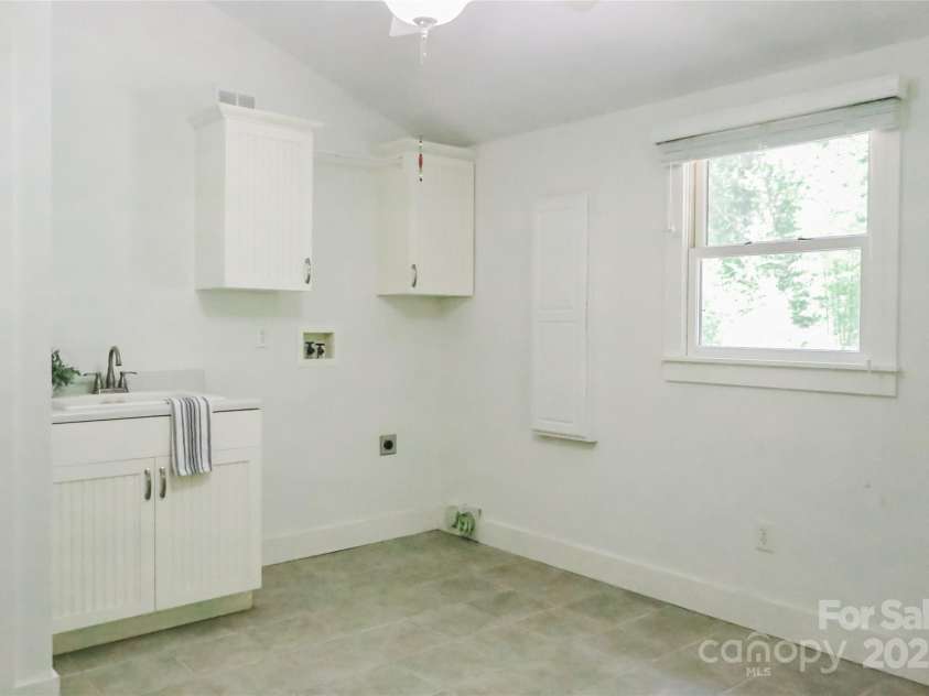 1952 Davis Mountain Road, Hendersonville, NC 28739.  MLS# CAR4274702, YatesRealty ID 27019. 