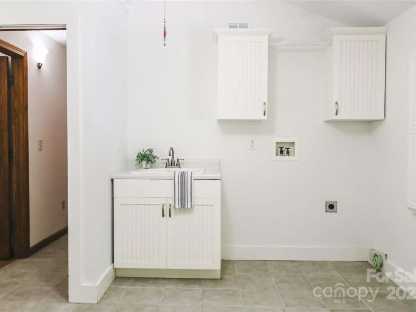 1952 Davis Mountain Road, Hendersonville, NC 28739.  MLS# CAR4274702, YatesRealty ID 27019. 