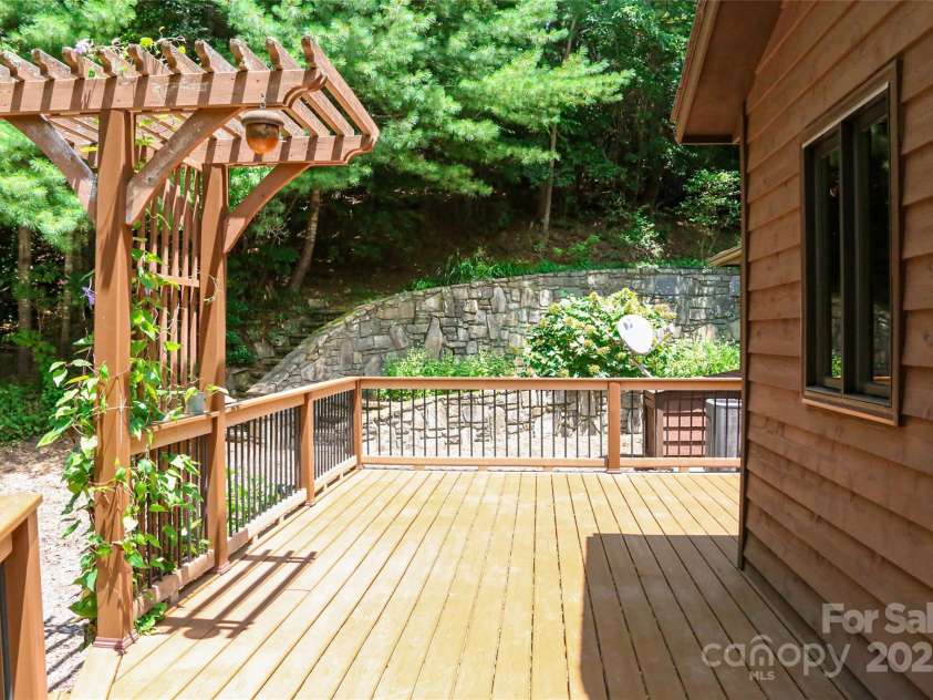 1952 Davis Mountain Road, Hendersonville, NC 28739.  MLS# CAR4274702, YatesRealty ID 27019. 