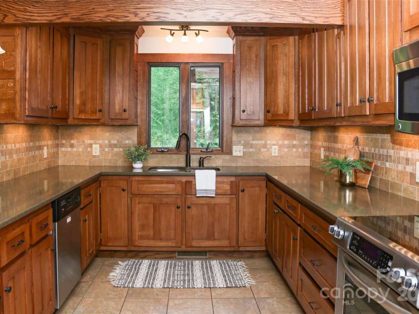 1952 Davis Mountain Road, Hendersonville, NC 28739.  MLS# CAR4274702, YatesRealty ID 27019. 