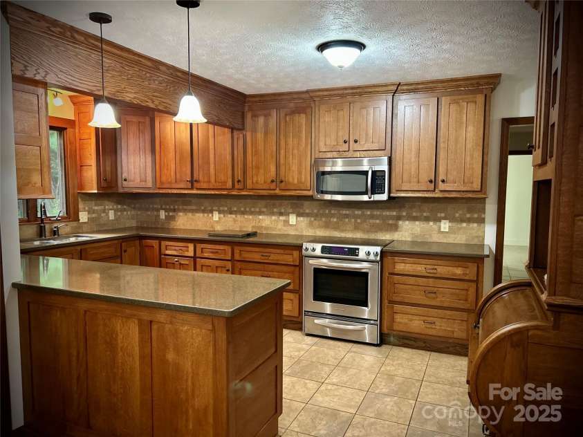 1952 Davis Mountain Road, Hendersonville, NC 28739.  MLS# CAR4274702, YatesRealty ID 27019. 