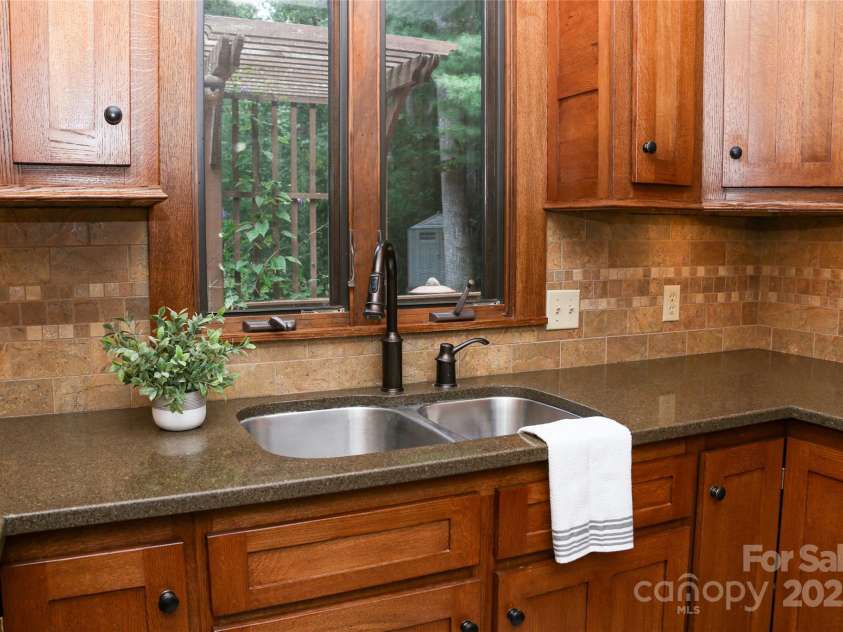 1952 Davis Mountain Road, Hendersonville, NC 28739.  MLS# CAR4274702, YatesRealty ID 27019. 