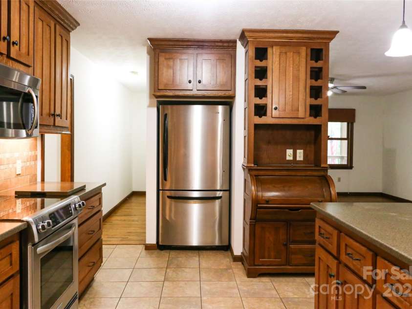 1952 Davis Mountain Road, Hendersonville, NC 28739.  MLS# CAR4274702, YatesRealty ID 27019. 