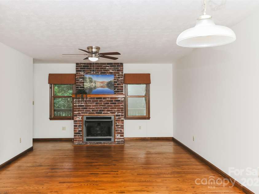 1952 Davis Mountain Road, Hendersonville, NC 28739.  MLS# CAR4274702, YatesRealty ID 27019. 