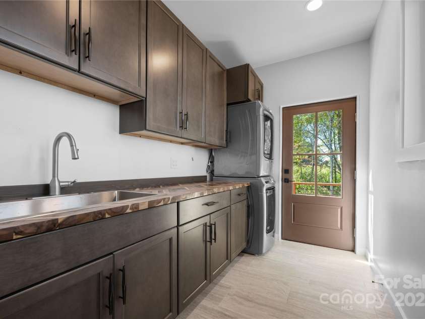 1075 Center Court Drive, Boone, NC 28605.  MLS# CAR4313256, YatesRealty ID 2702. Laundry/mud room off Great Room