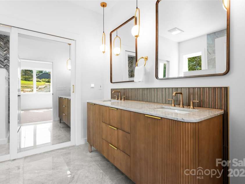 1075 Center Court Drive, Boone, NC 28605.  MLS# CAR4313256, YatesRealty ID 2702. Main-level primary suite