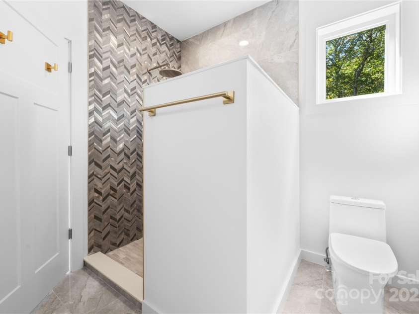 1075 Center Court Drive, Boone, NC 28605.  MLS# CAR4313256, YatesRealty ID 2702. Main-level primary suite