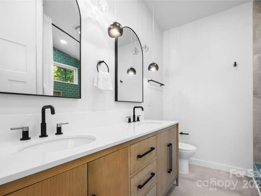 1075 Center Court Drive, Boone, NC 28605.  MLS# CAR4313256, YatesRealty ID 2702. Upper-level suite