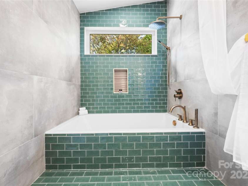 1075 Center Court Drive, Boone, NC 28605.  MLS# CAR4313256, YatesRealty ID 2702. Upper-level suite