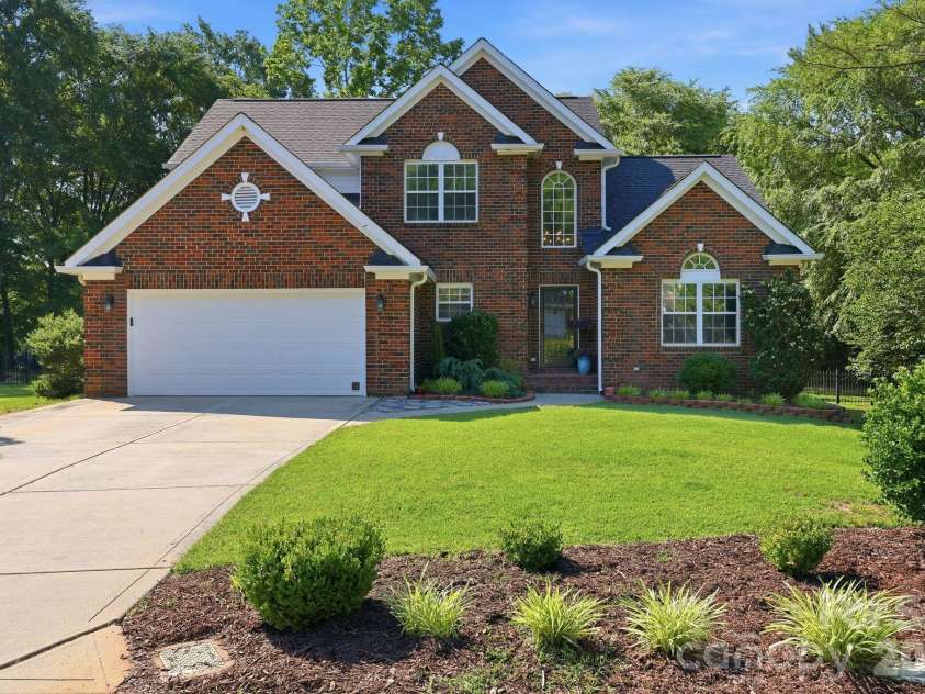 15704 Framingham Lane, Huntersville, NC 28078.  MLS# CAR4384574, YatesRealty ID 27020. Beautiful cul-de-sac setting with mature landscaping