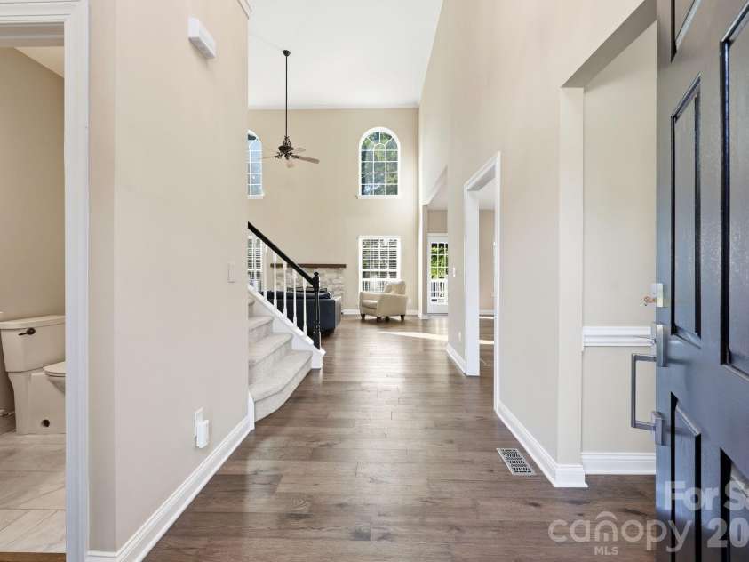15704 Framingham Lane, Huntersville, NC 28078.  MLS# CAR4384574, YatesRealty ID 27020. Grand foyer with soaring ceilings
