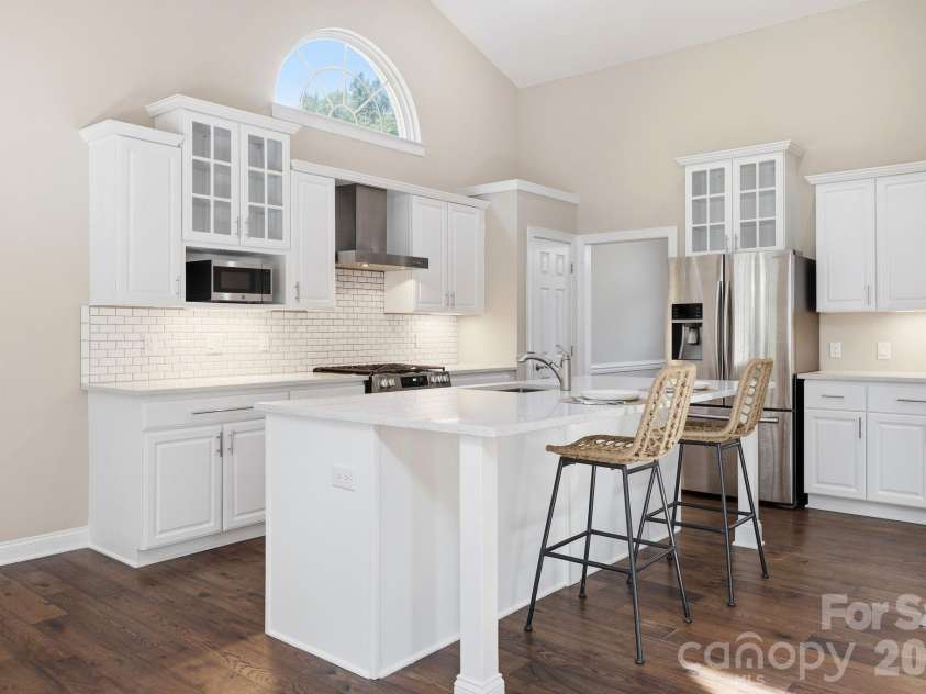 15704 Framingham Lane, Huntersville, NC 28078.  MLS# CAR4384574, YatesRealty ID 27020. Kitchen with granite countertops and bar seating