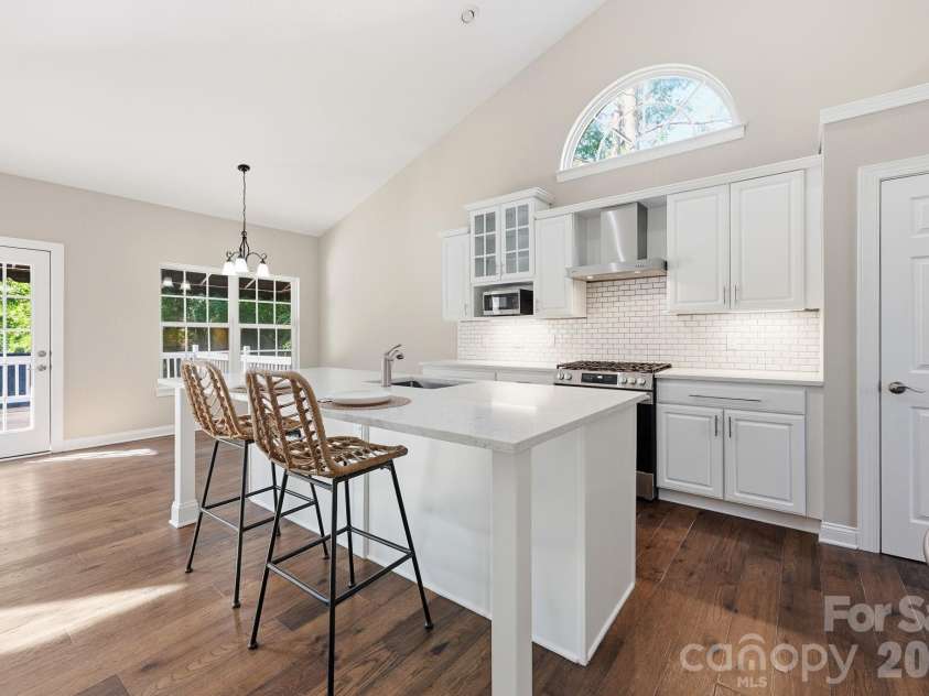 15704 Framingham Lane, Huntersville, NC 28078.  MLS# CAR4384574, YatesRealty ID 27020. Open kitchen and breakfast area